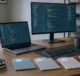 Escritorio de desarrollo web con dos pantallas y carpetas organizadas por proyecto.